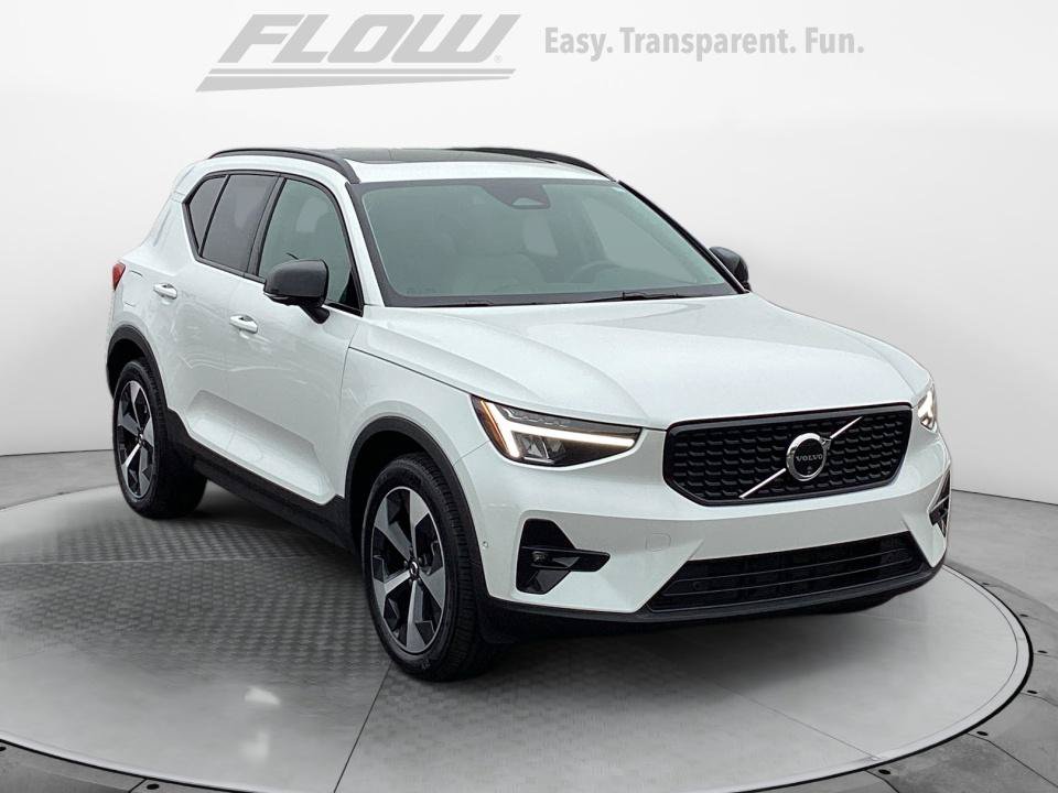 Certified 2025 Volvo XC40 B5 Plus AWD/4WD image 1