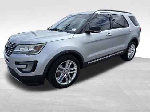 Used 2017 Ford Explorer XLT w/ Equipment Group 202A FWD image 5
