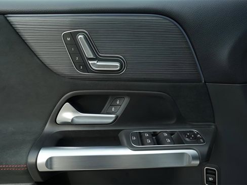 Used 2023 Mercedes-Benz GLB 250 image 23