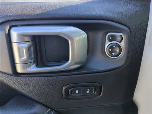 Used 2020 Jeep Wrangler Unlimited Sahara image 30