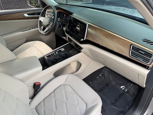 Used 2024 Volkswagen Atlas SE image 34