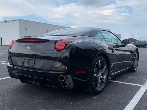 Used 2014 Ferrari California image 9