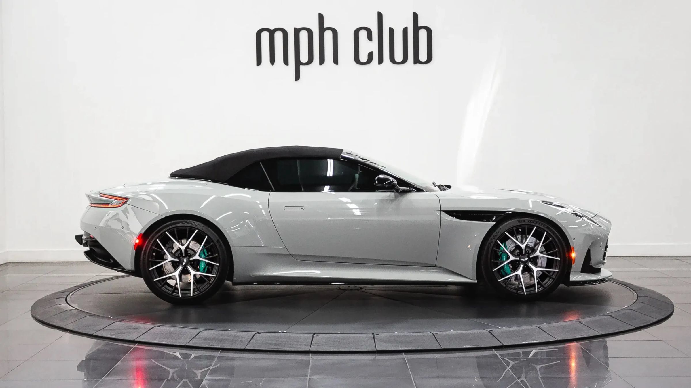 Used 2024 Aston Martin DB12 Convertible RWD image 8