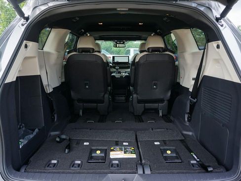 Used 2026 Toyota Sienna Limited FWD image 22