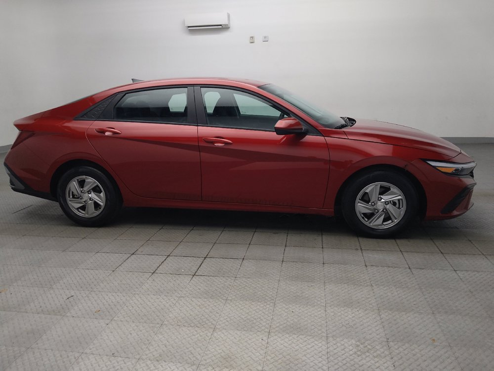 Used 2025 Hyundai Elantra SE FWD image 11