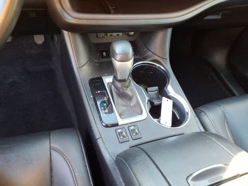 Certified 2019 Toyota Highlander XLE AWD/4WD image 10