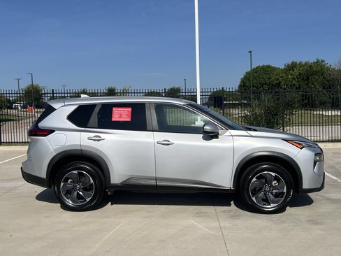 Used 2024 Nissan Rogue SV FWD image 3