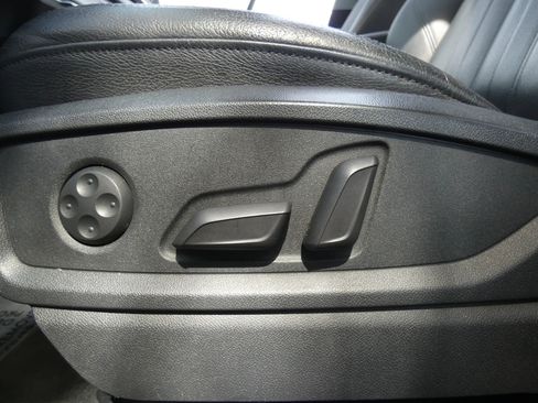 Used 2020 Audi Q5 e Premium Plus image 46