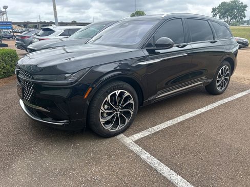 Used 2024 Lincoln Nautilus Reserve w/ Equipment Group 202A AWD/4WD image 3