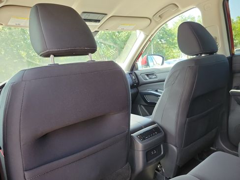 Certified 2025 Nissan Pathfinder SV FWD image 18