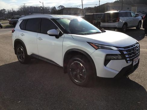 Used 2024 Nissan Rogue SV w/ SV Premium Package image 9