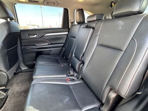 Used 2017 Toyota Highlander XLE image 28