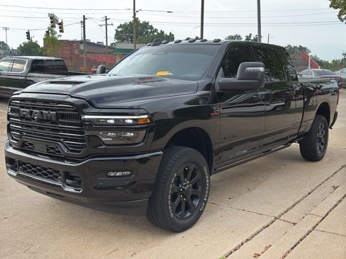 Used 2025 RAM 2500 Laramie AWD/4WD image 4