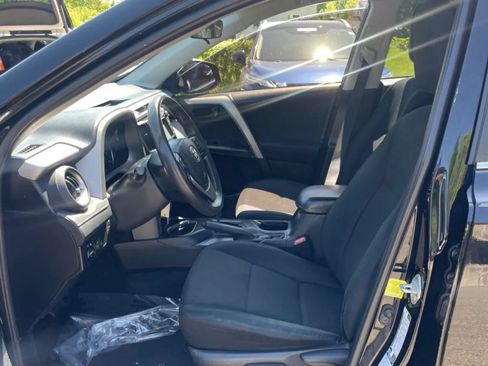 Used 2018 Toyota RAV4 LE w/ Carpet Mat Package AWD/4WD image 4