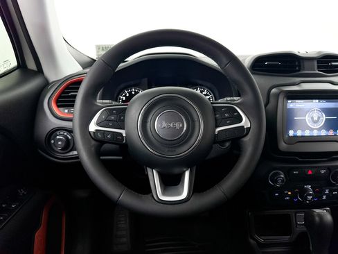 Used 2020 Jeep Renegade Latitude FWD image 3