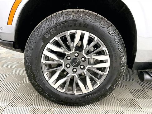 Used 2025 Chevrolet Suburban Z71 AWD/4WD image 7