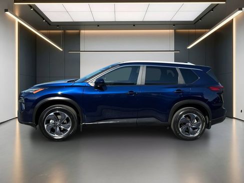 Used 2025 Nissan Rogue SV w/ SV Premium Package FWD image 2