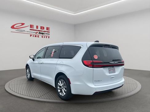 New 2026 Chrysler Pacifica Select AWD/4WD image 3