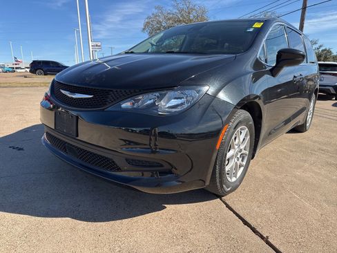 Used 2022 Chrysler Voyager LX image 3
