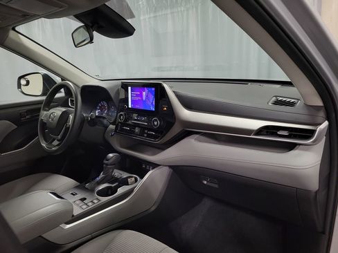 Used 2023 Toyota Highlander L FWD image 29