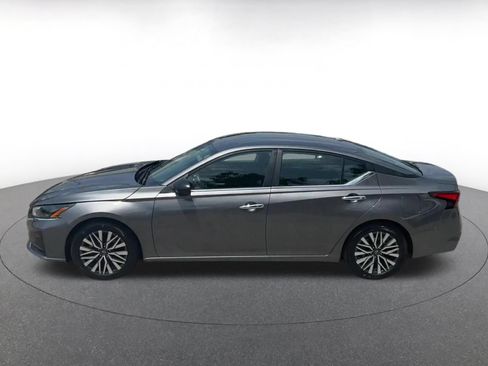 Used 2025 Nissan Altima 2.5 SV FWD image 9