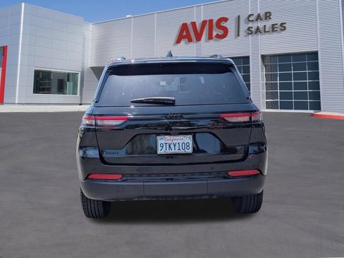 Used 2025 Jeep Grand Cherokee Altitude AWD/4WD image 7