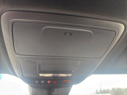 Used 2025 Chevrolet Traverse LT image 19