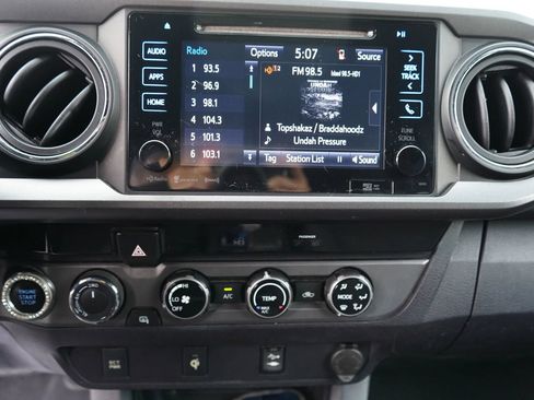 Used 2017 Toyota Tacoma TRD Sport AWD/4WD image 11
