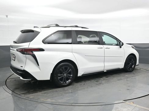 Used 2025 Toyota Sienna XSE AWD/4WD image 4