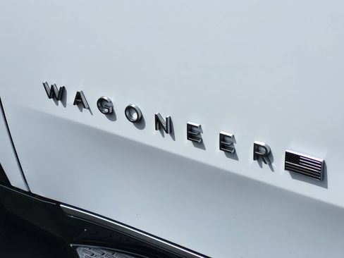Used 2025 Jeep Wagoneer 4WD image 12