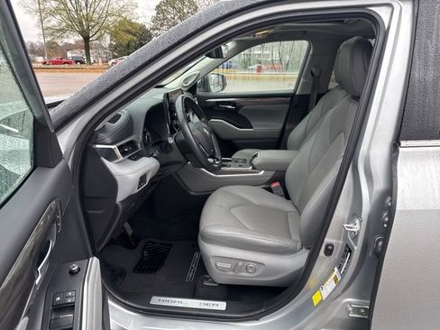 Used 2021 Toyota Highlander Limited image 9