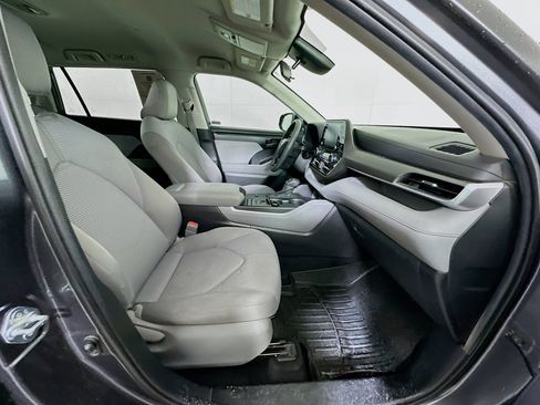 Used 2021 Toyota Highlander L image 30