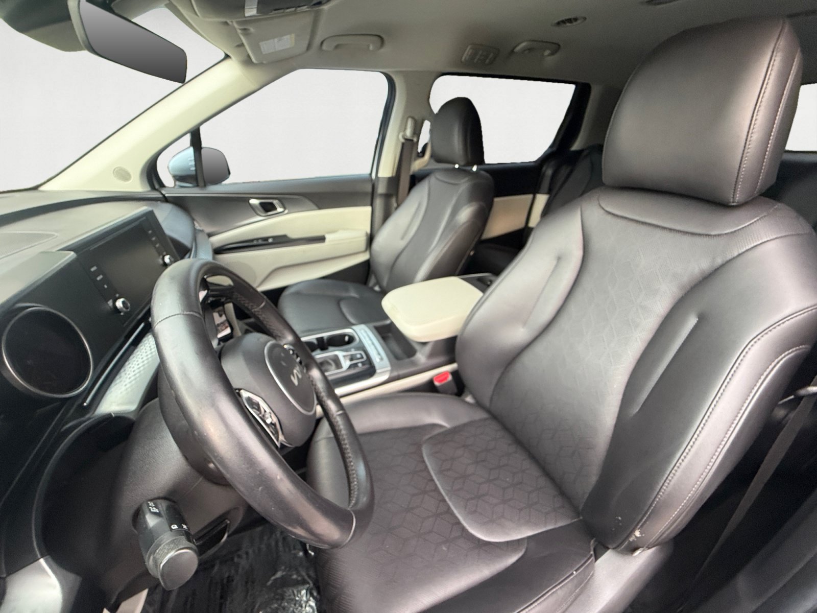 Used 2023 Kia Carnival LX FWD image 10