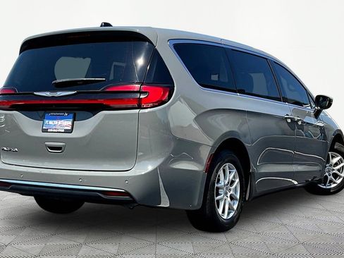 Used 2023 Chrysler Pacifica Touring-L FWD image 7