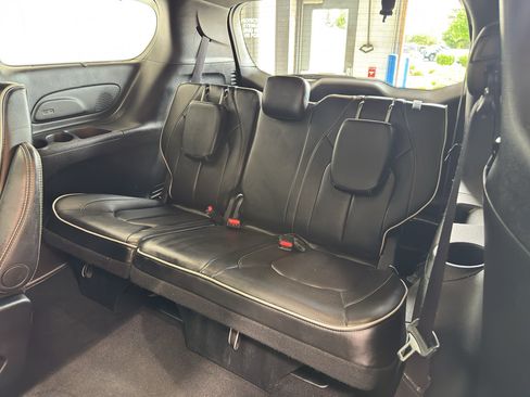 Used 2025 Chrysler Pacifica Limited FWD image 12