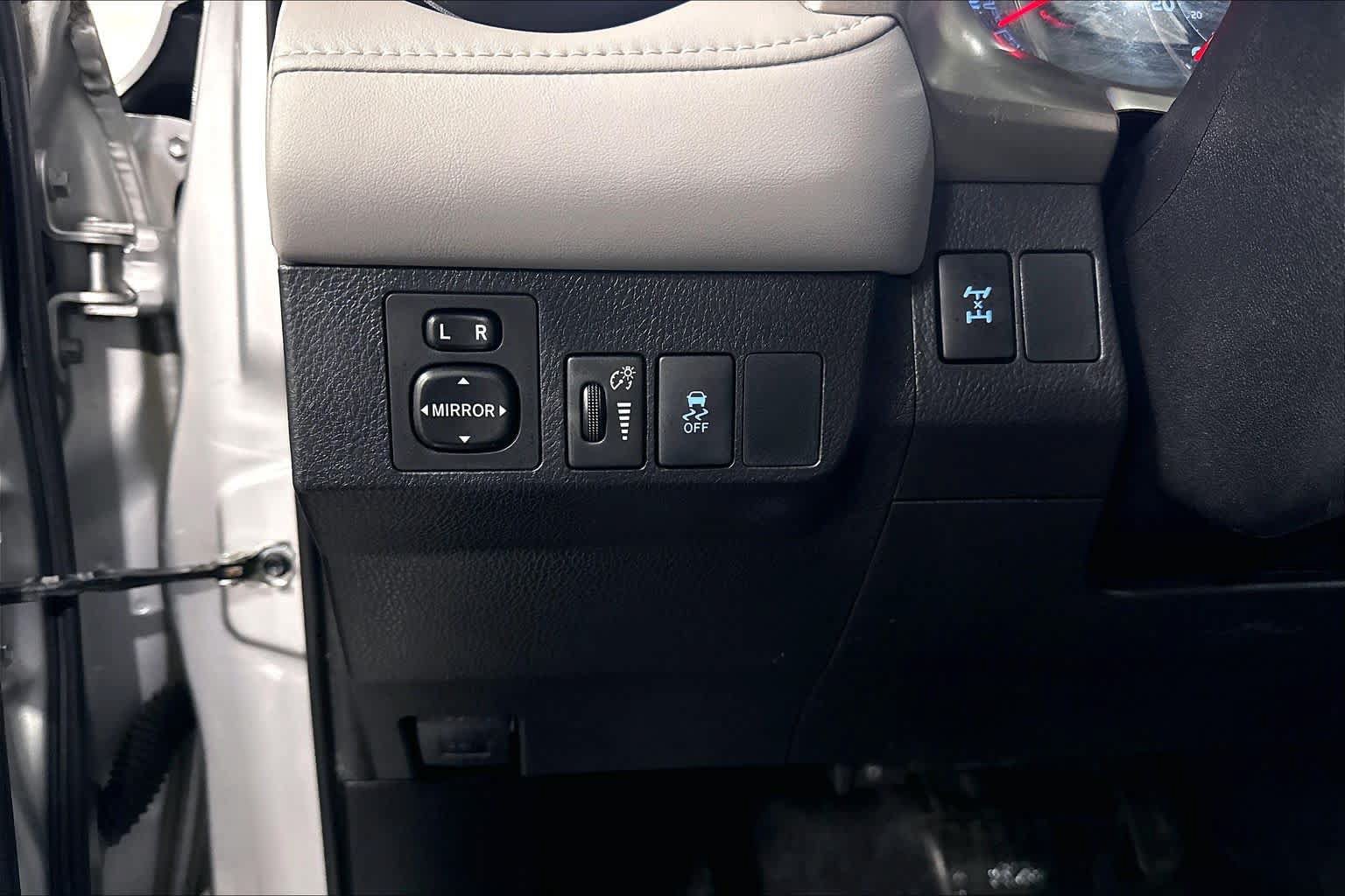 Used 2015 Toyota RAV4 XLE AWD/4WD image 34
