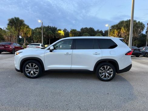 Used 2024 Toyota Grand Highlander AWD image 2