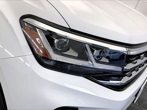 Certified 2023 Volkswagen Atlas Cross Sport SE w/ Panoramic Sunroof Package AWD/4WD image 10