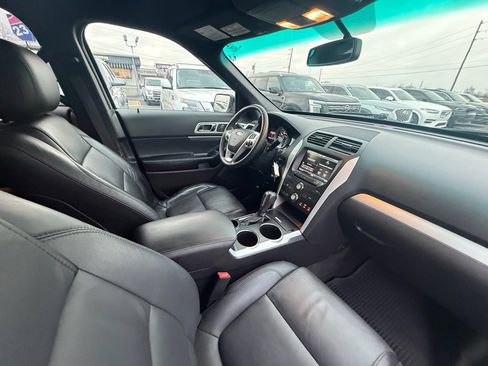 Used 2014 Ford Explorer XLT w/ Equipment Group 202A image 26