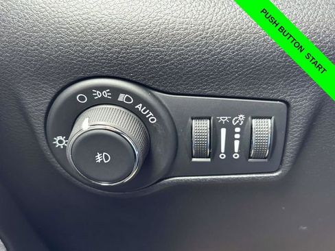 Used 2024 Jeep Compass Latitude image 11