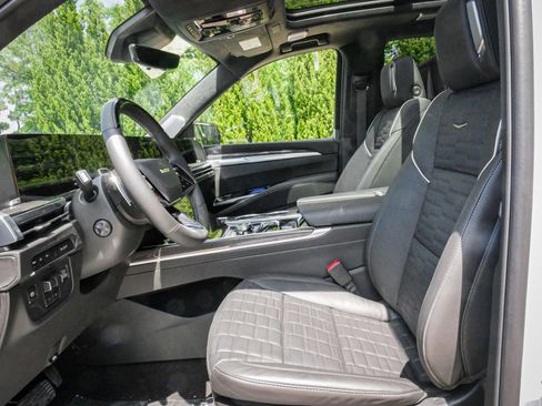 Used 2026 Cadillac Escalade V w/ LPO, ONYX Package image 7