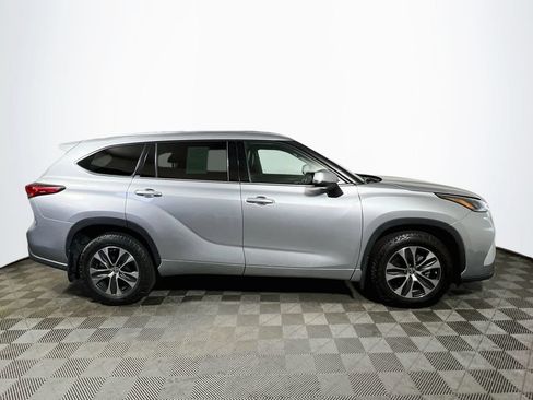 Certified 2021 Toyota Highlander XLE AWD/4WD image 8