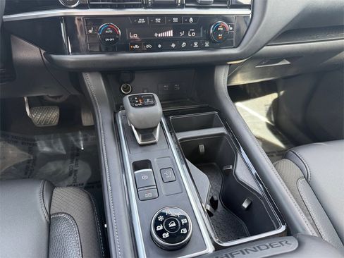 Certified 2025 Nissan Pathfinder SL image 13