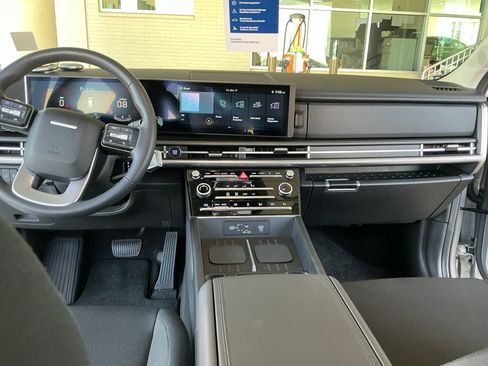 Certified 2025 Hyundai Santa Fe SE image 6