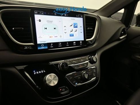 Used 2025 Chrysler Pacifica Select FWD image 11