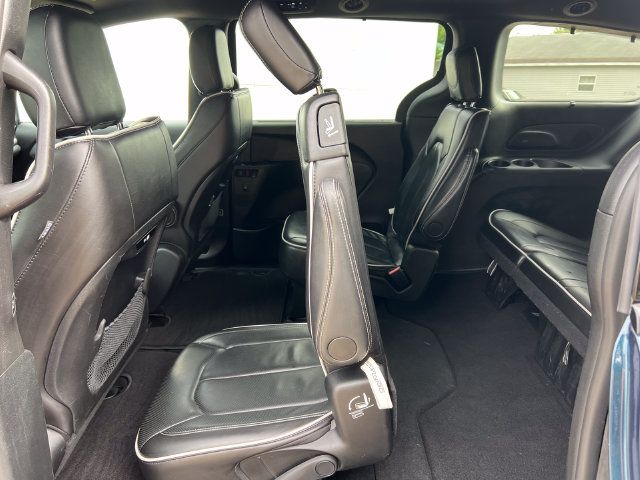 Used 2025 Chrysler Pacifica Limited FWD image 6