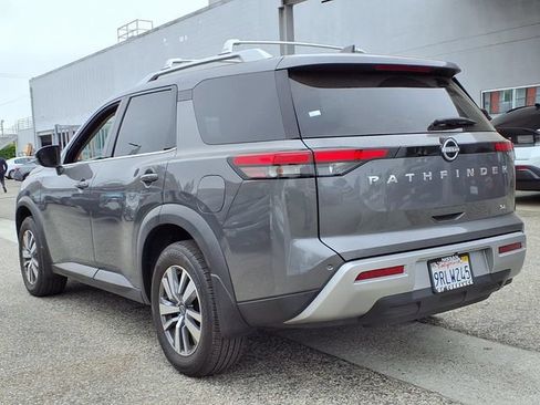 Used 2024 Nissan Pathfinder SL FWD image 3