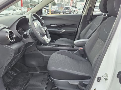 Used 2024 Nissan Kicks SV image 3