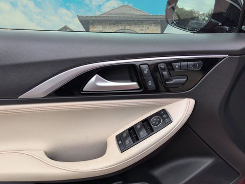 Used 2018 INFINITI QX30 Premium w/ Technology Package image 7