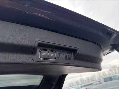 Used 2020 Ford Explorer XLT w/ Equipment Group 202A image 11